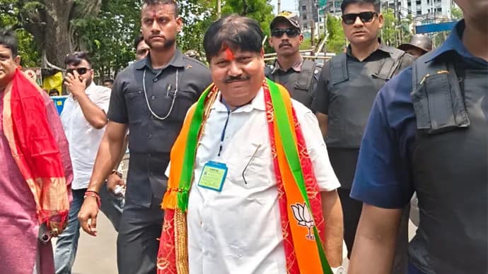 মনোনয়নপত্র জমা দিতে ঢুকছেন বিজেপি প্রার্থী অর্জুন সিং
