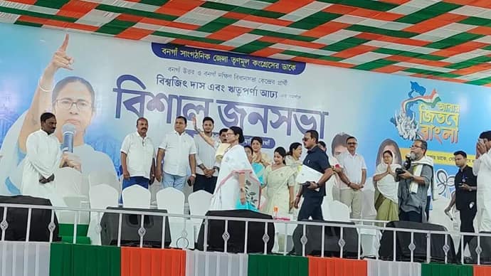 বনগাঁর জনসভা মঞ্চে এলেন মমতা বন্দ্যোপাধ্যায়