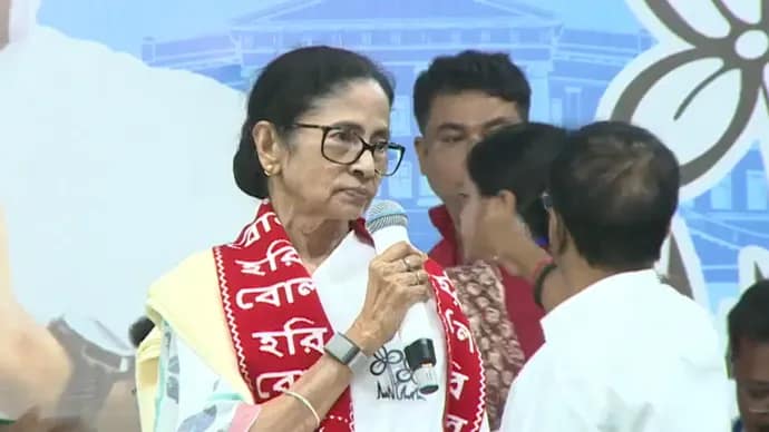 হাবড়ার বাণীপুরে বক্তব্য রাখছেন মমতা বন্দ্যোপাধ্যায়