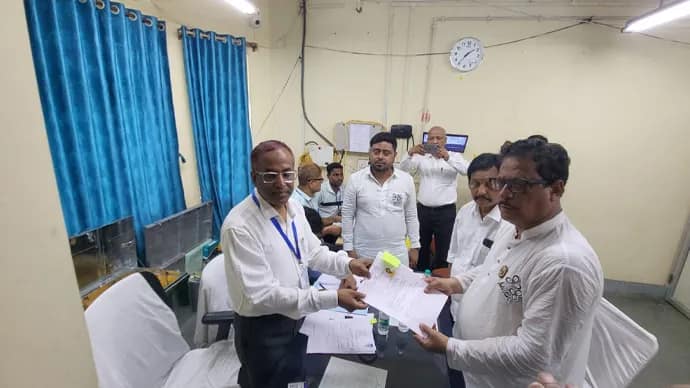 সল্টলেকে মহকুমা শাসকের দপ্তরে মনোনয়নপত্র জমা দিলেন রাজারহাট নিউটাউনের তৃণমূল কংগ্রেস প্রার্থী তাপস চট্টোপাধ্যায়