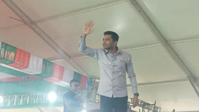জলপাইগুড়ির সিপাইপাড়ায় এসজেডিএর মাঠে জনসভায় পৌঁছলেন অভিষেক