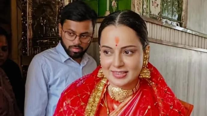কালীঘাটে পুজো দিলেন কঙ্গনা রানাওয়াত
