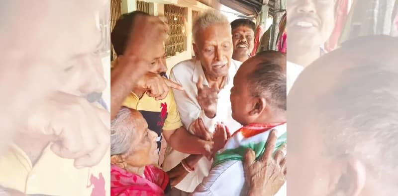 চন্দ্রকোণায় বার্ধক্য ভাতার জমানো টাকা দিয়ে তৃণমূলের প্রার্থীকে আর্শীবাদ করলেন প্রৌঢ়