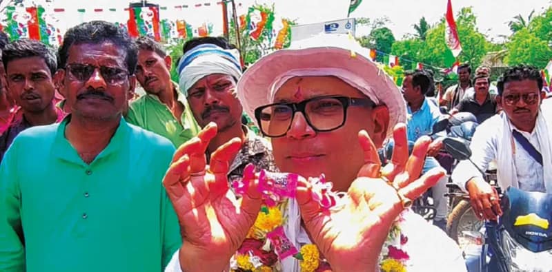 মেদিনীপুরে তৃণমূল প্রার্থীকে চকোলেটের তৈরি মালা পরিয়ে বরণ করল কচিকাঁচারা