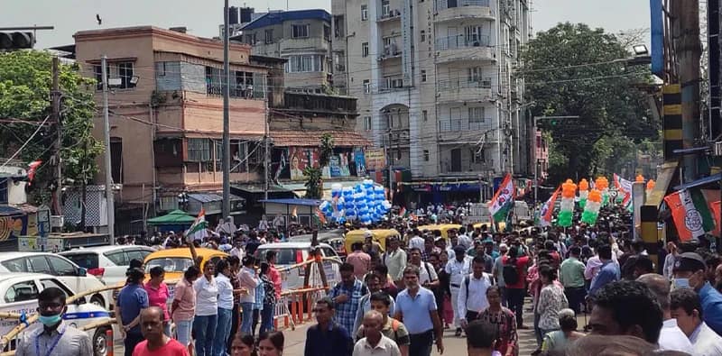 কালীঘাটে তৃণমূল নেত্রী মমতা বন্দ্যোপাধ্যায়ের বাড়ির সামনে জনপ্লাবন