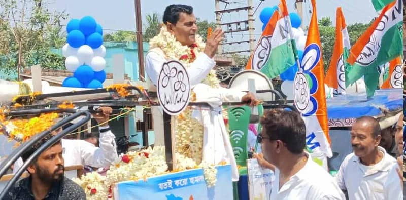 পূর্ব বর্ধমানের পূর্বস্থলী দক্ষিণ বিধানসভা কেন্দ্রের তৃণমূল প্রার্থী স্বপন দেবনাথ মনোনয়নপত্র জমা দিতে গেলেন বর্ণাঢ্য মিছিল করে