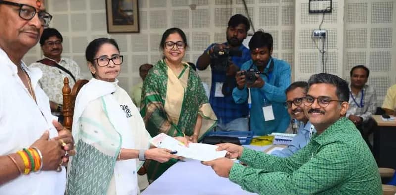 হেঁটে সার্ভে বিল্ডিংএ গিয়ে মনোনয়ন পেশ মমতা বন্দ্যোপাধ্যায়ের