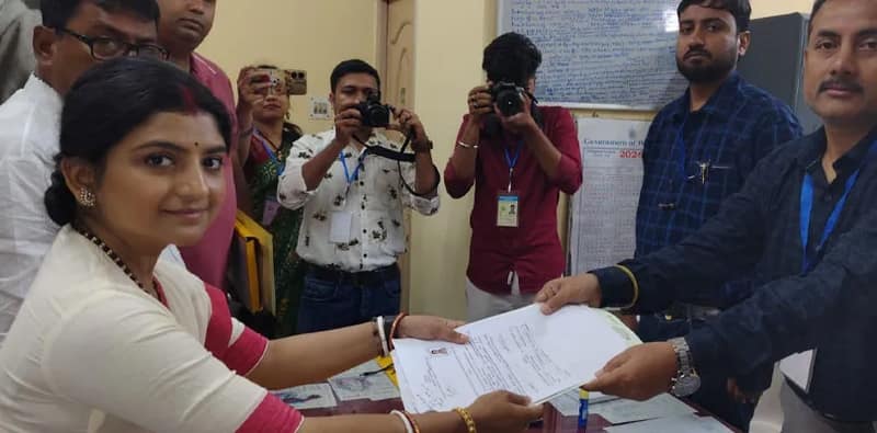 সল্টলেকে মহকুমা শাসকের দপ্তরে মনোনয়নপত্র জমা দিলেন রাজারহাট গোপালপুরের তৃণমূলের প্রার্থী অদিতি মুন্সি