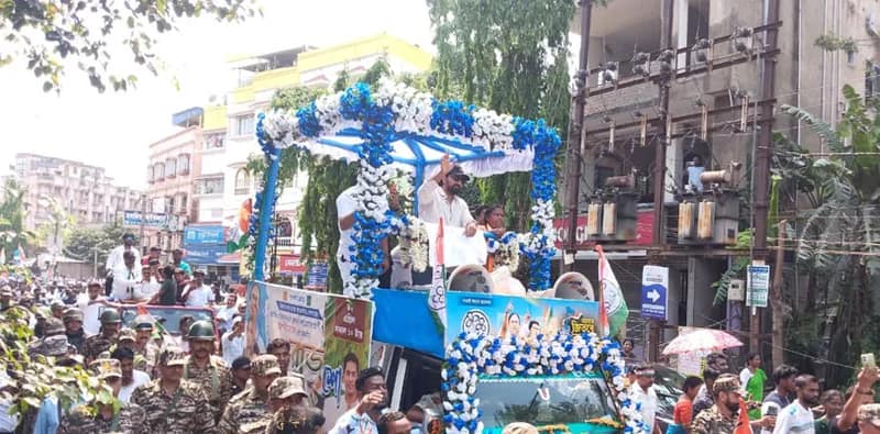 হলদিয়ার দুর্গাচকে দেবের রোড শোতে বিপুল ভিড়