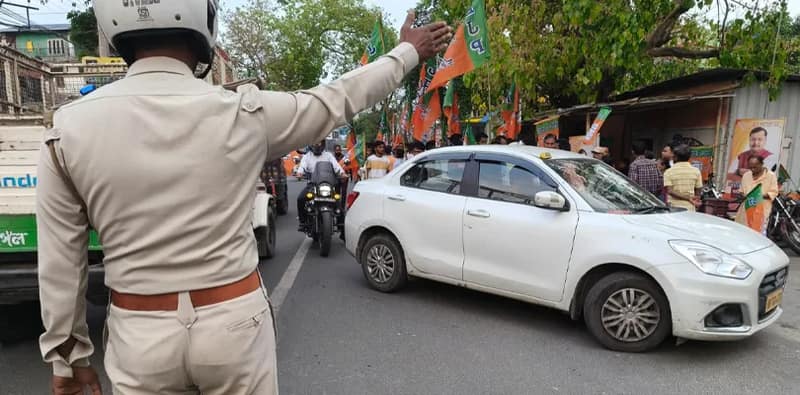 ময়নাগুড়িতে  নীতিন নবীনের রোড শো, জলপাইগুড়ি যাওয়ার রাস্তা বন্ধ, সমস্যায় পথচারীরা