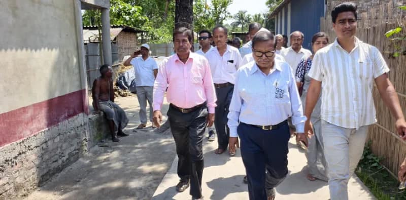 মেখলিগঞ্জ: ভোটারদের মনজয়ে রাজবংশী ভাষায় প্রচার করছেন পরেশ
