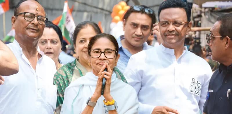 ‘মিছিল যাচ্ছে’... কালীঘাটে পুজো দিতে আসা ভিড় হঠাৎই মমতামুখী