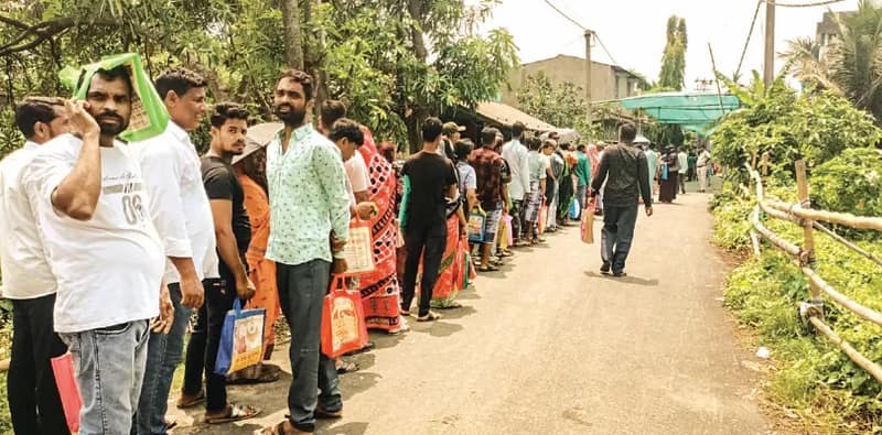বৃষ্টিতে ভিজে নৌকায় কাকদ্বীপ,  ভোর থেকে নাম তোলার লাইন