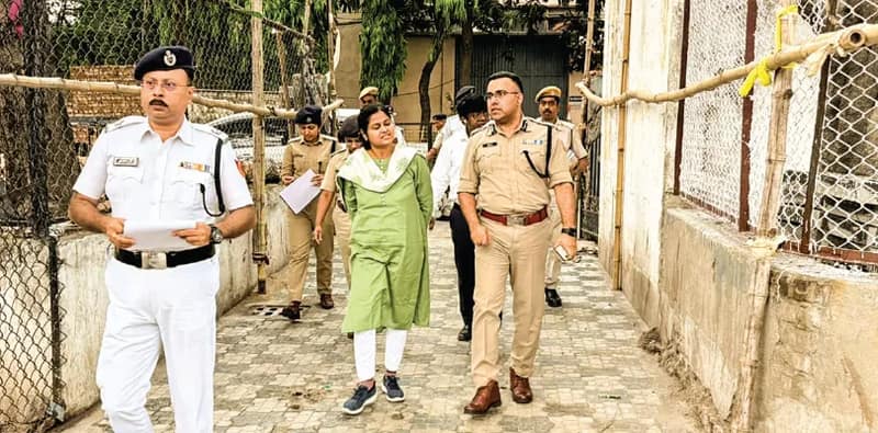 বিধাননগর: ভোটগ্রহণ কেন্দ্রগুলি সরেজমিনে পরিদর্শন জেলাশাসক-সিপির
