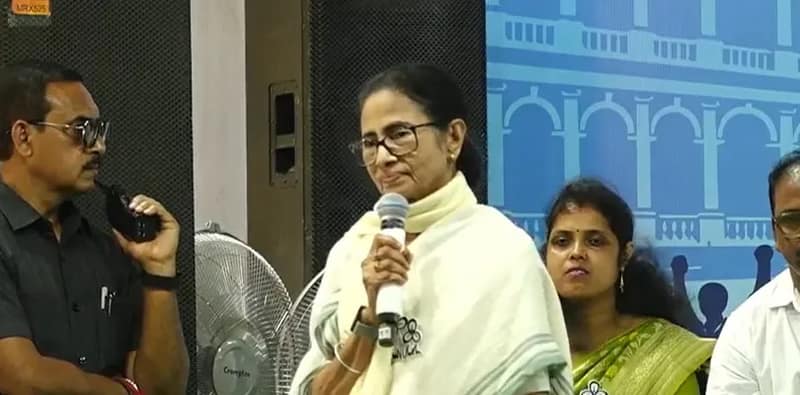 ব্যাংকের অ্যাকাউন্ট নম্বর কাওকে দেবেন না: মমতা বন্দ্যোপাধ্যায়