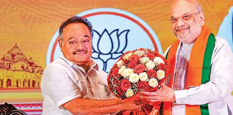 মমতার লক্ষ্মীর ভাণ্ডার ও যুবশ্রী ‘টুকে’ বিজেপির ইস্তাহার প্রকাশ অমিত শাহের
