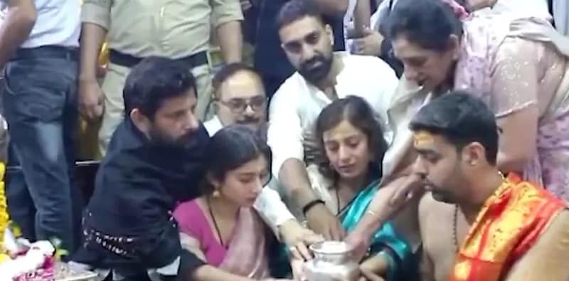 মধ্যপ্রদেশের মহাকালেশ্বর মন্দিরে পরিবারের সঙ্গে পুজো দিলেন সারা অর্জুন