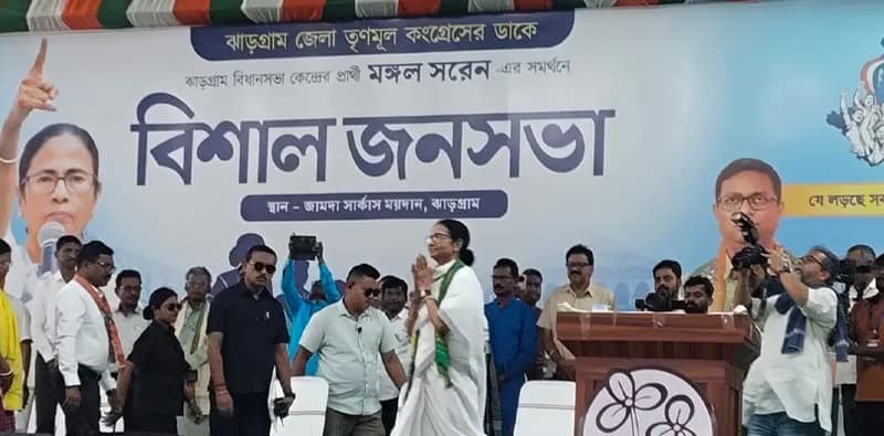 ঝাড়গ্রাম শহরের সার্কাস ময়দানে জনসভায় মমতা বন্দ্যোপাধ্যায়
