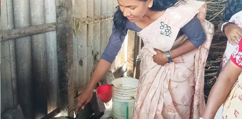ভোটপ্রচারে বেরিয়ে পকোড়া ভাজলেন রাজগঞ্জের তৃণমূল প্রার্থী স্বপ্না বর্মন