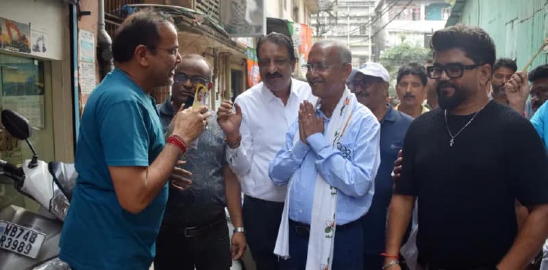 বাজারে প্রচার তৃণমূল প্রার্থী গৌতমের  বিপদের দিনের ‘বন্ধু’ বলে প্রশংসা ব্যবসায়ীদের