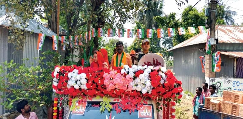 গাড়িতে প্রচার বিজেপি প্রার্থী জোয়েলের, মানুষের প্রশ্নের ভয়ে! কটাক্ষ তৃণমূলের