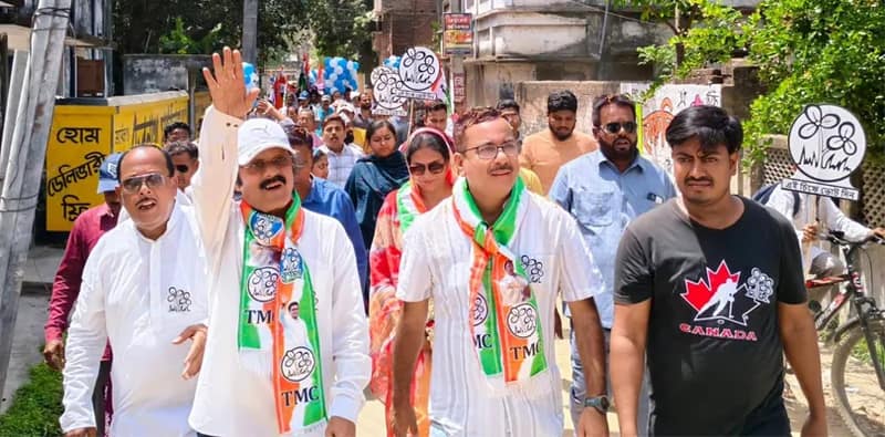 বেলডাঙায় নির্বাচনি প্রচারে তৃণমূলপ্রার্থী রবিউল আলম চৌধুরী।