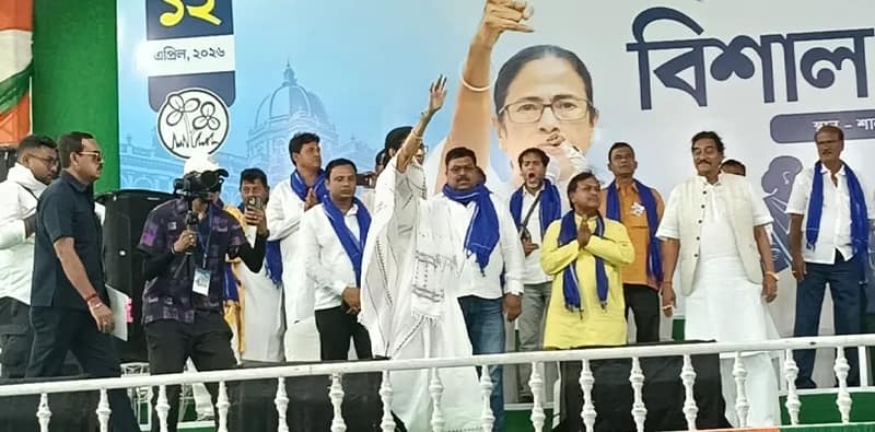 ছাতনার জনসভায় পৌঁছলেন তৃণমূলনেত্রী মমতা বন্দ্যোপাধ্যায়