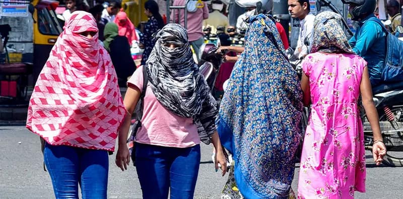 আজ কলকাতার সর্বনিম্ন তাপমাত্রা ২৬ ডিগ্রি সেলসিয়াস এবং সর্বোচ্চ তাপমাত্রা ৩৬ ডিগ্রি সেলসিয়াসের ঘরে থাকার সম্ভবনা আছে
