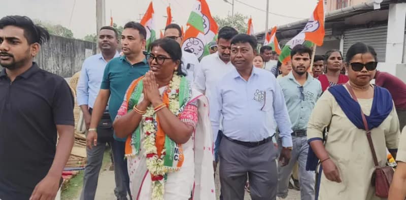 জোড়াফুল ফোটাতে ‘ঘরের মেয়ে’ ইমেজ নিয়ে প্রচারে রীনা, চ্যালেঞ্জের মুখে পদ্ম