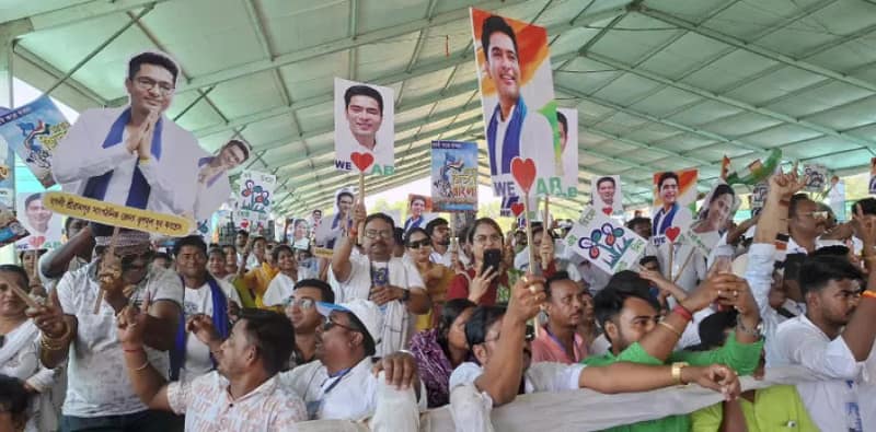 ডিজিটাল পর্দা থেকে আবহসঙ্গীতে রঙিন ডানলপের ‘অভিষেক শো’