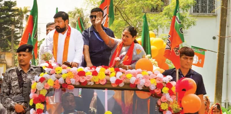 ভাতা পাননি দিল্লির মহিলারা, বাংলায় স্বপ্ন ফেরি রেখা শর্মার