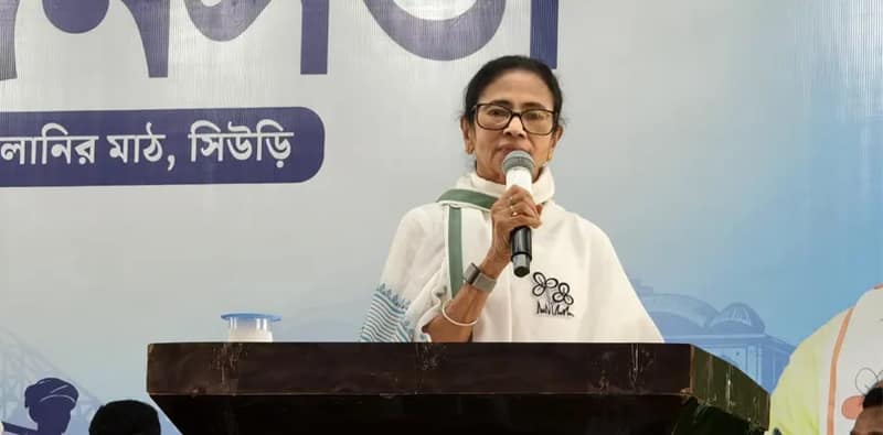 সিউড়িতে জনসভায় বক্তব্য রাখছেন মমতা বন্দ্যোপাধ্যায়