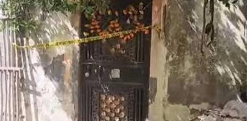 এবার কলকাতার রবিনসন স্ট্রিটের ছায়া উত্তরপ্রদেশে, চার মাস মেয়ের দেহ আগলে বাবা