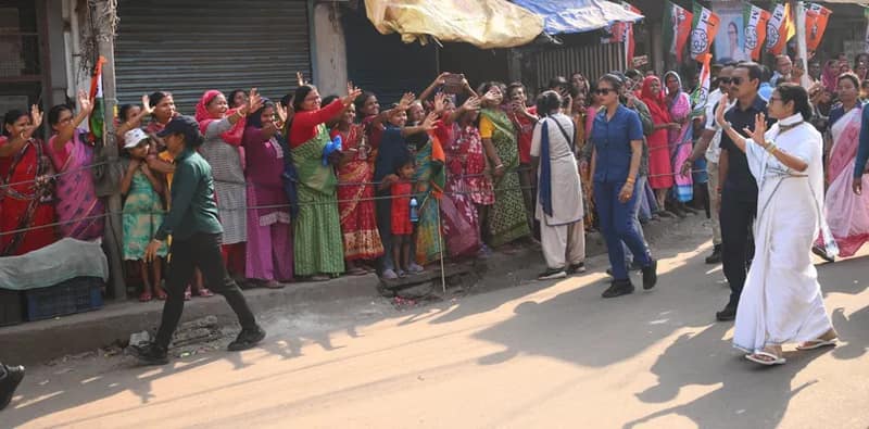 মমতার সভায় মহিলাদের ভিড়, স্নায়ুর চাপ বাড়ছে মোদি-শাহদের