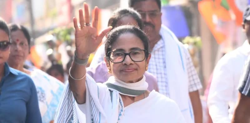 আজ ধামসা-মাদল নিয়ে রোড শো মমতার পদ্মকে বাংলা ছাড়া করার শপথ তৃণমূলের