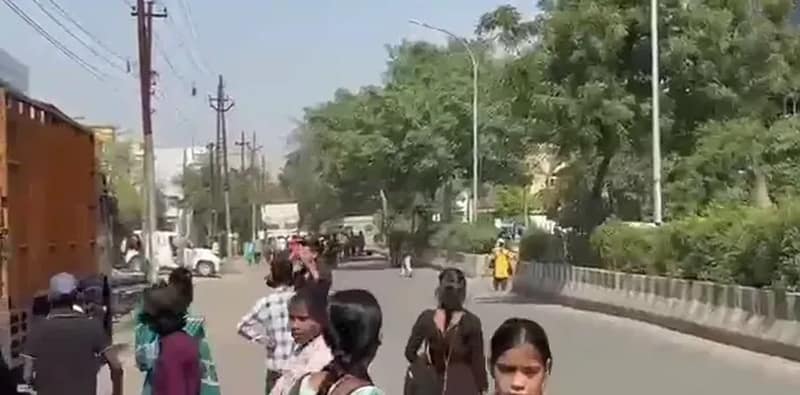 নয়ডা বিক্ষোভ: বিক্ষোভের একদিন পরেও ফের পুলিশকে লক্ষ্য করে পাথর বিক্ষুব্ধ শ্রমিকদের