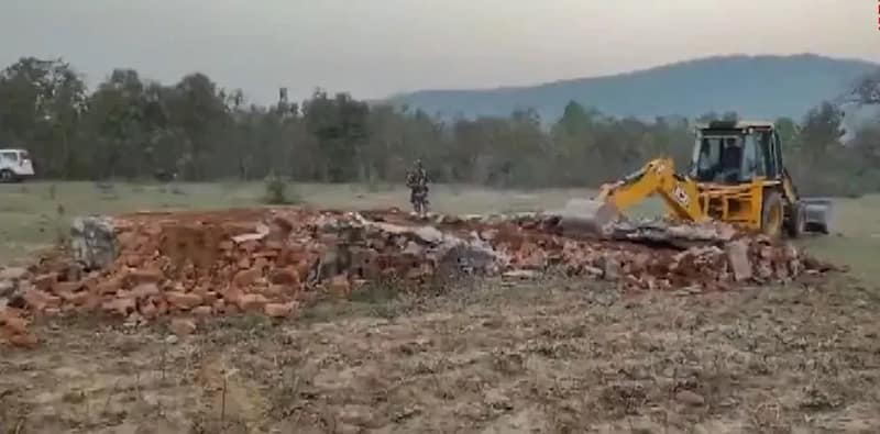 এসটিএফ অভিযানের পর বিহারের জামুইতে মাওবাদী স্মৃতিসৌধ ভেঙে দিল প্রশাসন