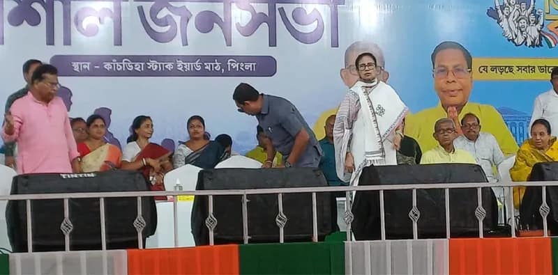 তীব্র দাবদাহ উপেক্ষা করেই পিংলার জনসভায় মমতা বন্দ্যোপাধ্যায়