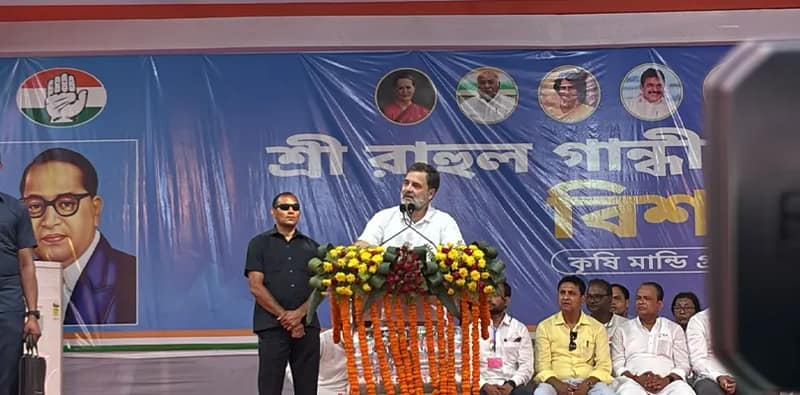 সামশেরগঞ্জে জনসভায় বক্তব্য রাখছেন রাহুল গান্ধী