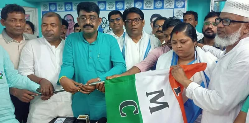 ভোটের মুখে গেরুয়া শিবিরে ধাক্কা, ময়নায় বিজেপি ছেড়ে তৃণমূলে যোগ পঞ্চায়েত প্রধানের
