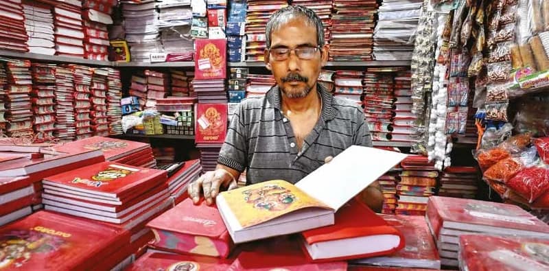 পয়লা বৈশাখে বাংলা ক্যালেন্ডার আনন্দের ঢেউ তোলে বাঙালি হৃদয়ে