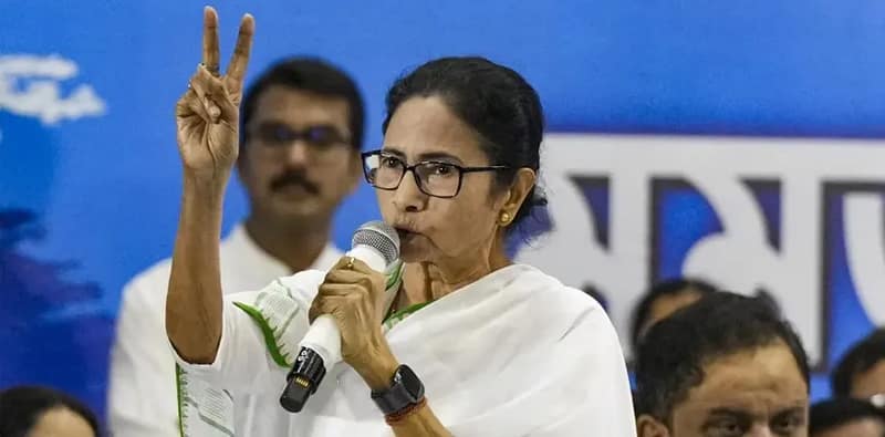 ইসলামপুরে জনসভায় বক্তব্য রাখছেন মমতা বন্দ্যোপাধ্যায়