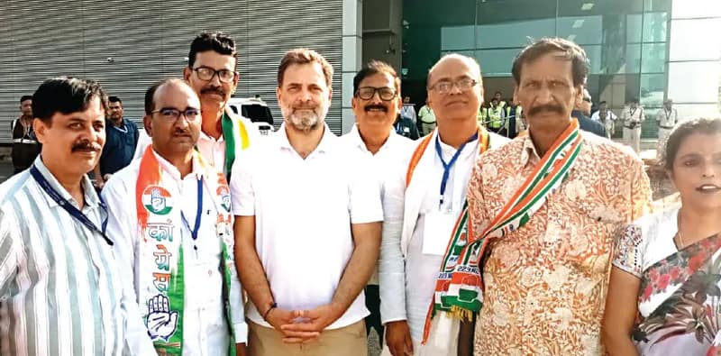 সামশেরগঞ্জে রাহুলের সভায় ভাঙল ব্যারিকেড ও চেয়ার