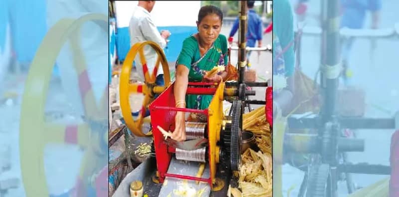 শহরের রাস্তায় আখ নিংড়ে রস বিক্রি করেই সংসারের জোয়াল টানেন গীতা