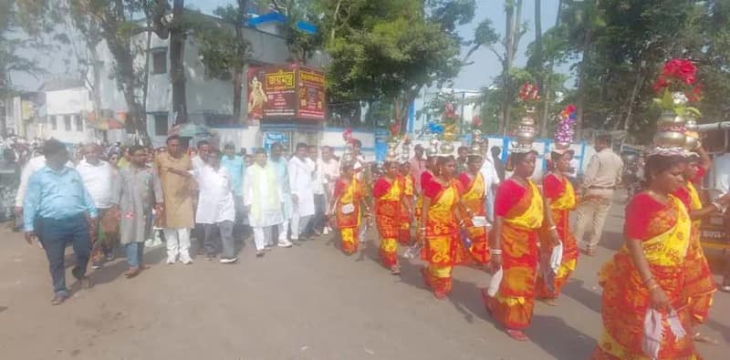 আজ নববর্ষ উপলক্ষ্যে উলুবেড়িয়ার পূর্ব কেন্দ্রের তৃণমূলের প্রার্থী ঋতব্রত বন্দ্যোপাধ্যায়কে নিয়ে উলুবেড়িয়া শহরে শোভাযাত্রা