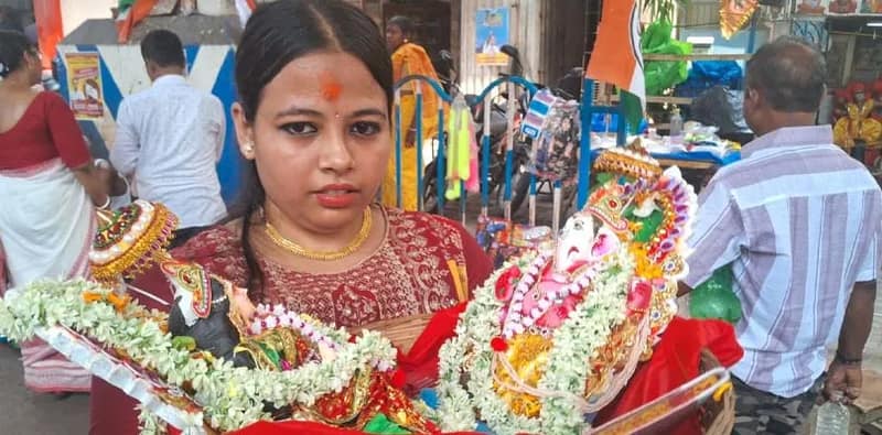 নববর্ষ উপলক্ষ্যে কালীঘাট মন্দিরে হালখাতা এবং গণেশ পুজায় উপচে পড়া ভিড়