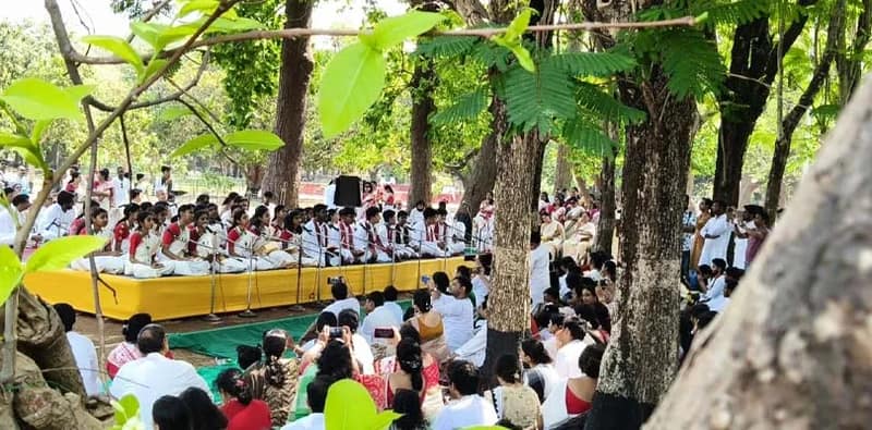 শান্তিনিকেতনের মাধবী বিতানে বিশ্বভারতীর পড়ুয়াদের রবীন্দ্র সংগীত ও কবিতা পাঠের মাধ্যমে বর্ষবরণ