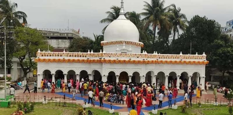 নববর্ষে কোচবিহারের মদনমোহন মন্দিরে পুজো দিতে ভক্তদের ভিড়