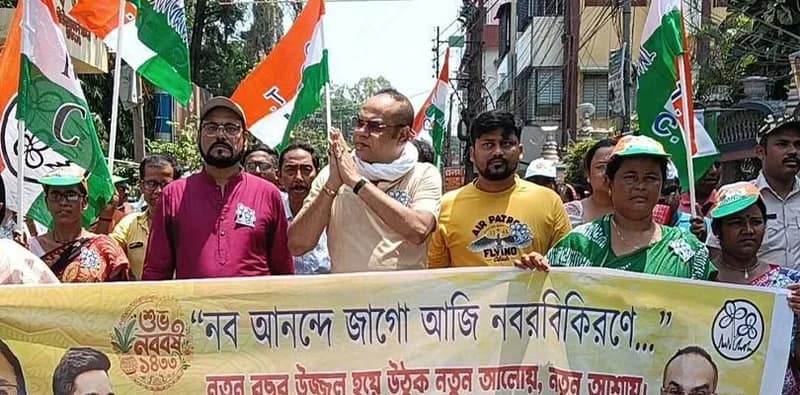 নতুন বছরে শুভেচ্ছা জানিয়ে ভোটপ্রচারে বহরমপুরের তৃণমূল প্রার্থী নাড়ুগোপাল মুখোপাধ্যায়