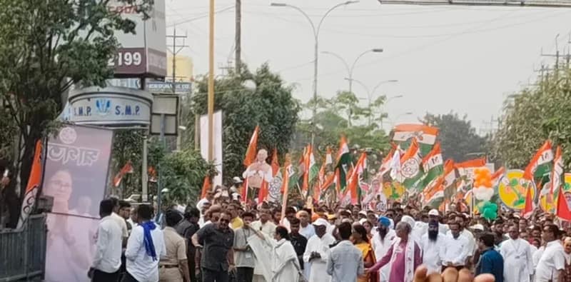 শিলিগুড়িতে মমতা বন্দ্যোপাধ্যায়ের পদযাত্রায় মানুষের ঢল